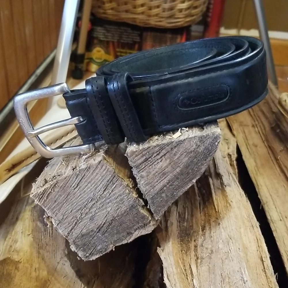 Columbia size 42 black leather belt, unisex